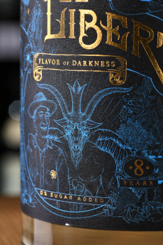 El Libertad Flavor of Darkness Dark Oak Spiced 8 Years Old - ром Эль Либертад 8 лет Аромат Тьмы Тёмный Дуб Пряный 0.7 л