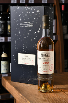 Leyrat VSOP - коньяк Лейра ВСОП 0.7 л в п/у с 2 бокалами