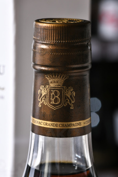 Daniel Bouju Napoleon Grand Champagne in gift box - коньяк Даниэль Бужу Наполеон Гран Шампань 0.7 л в п/у