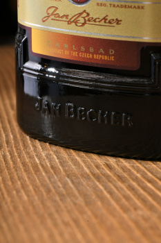 Jan Becher Karlovarska Becherovka Cordial - ликер Ян Бехер Карловарска Кордиал 0.5 л