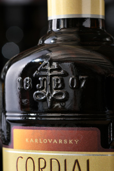 Jan Becher Karlovarska Becherovka Cordial - ликер Ян Бехер Карловарска Кордиал 0.5 л