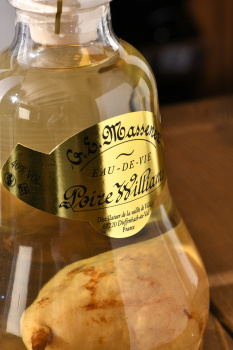 G.E. Massenez Eau-De-Vie Poire Williams - водка Ж.Е. Массене О-Де-Ви Пленная Груша 0.7 л