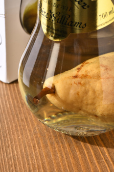 G.E. Massenez Eau-De-Vie Poire Williams - водка Ж.Е. Массене О-Де-Ви Пленная Груша 0.7 л