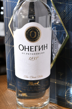 Водка Онегин 0.7 л в п/у с двумя рюмками