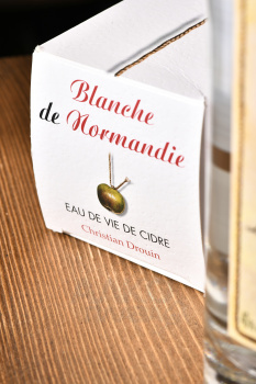 Christian Drouin Blanche de Normandie -  кальвадос Кристиан Друэн Бланш де Норманди 0.7 л