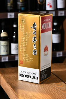 Kweichow Moutai - водка Куайчжоу Маотай 0.5 л в п/у + 2 рюмки