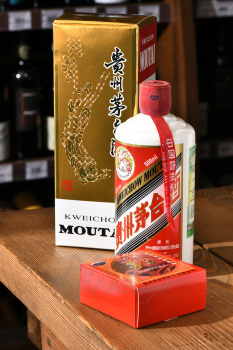 Kweichow Moutai - водка Куайчжоу Маотай 0.5 л в п/у + 2 рюмки