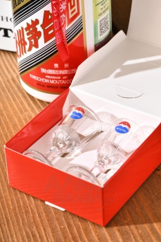 Kweichow Moutai - водка Куайчжоу Маотай 0.5 л в п/у + 2 рюмки