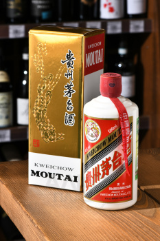 Kweichow Moutai - водка Куайчжоу Маотай 0.5 л в п/у + 2 рюмки