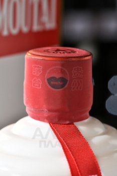 Kweichow Moutai - водка Куайчжоу Маотай 0.5 л в п/у + 2 рюмки