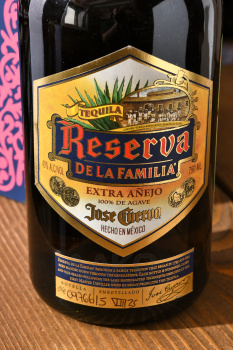 Jose Cuervo Reserva de la Familia Extra Anejo - текила Хосе Куэрво Резерва де ла Фамилия Экстра Аньехо 0.75 л в д/у