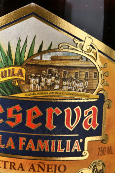 Jose Cuervo Reserva de la Familia Extra Anejo - текила Хосе Куэрво Резерва де ла Фамилия Экстра Аньехо 0.75 л в д/у