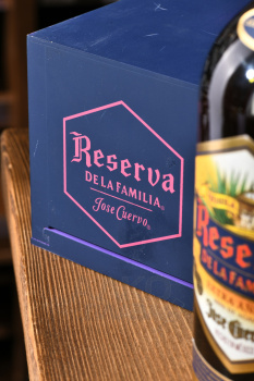 Jose Cuervo Reserva de la Familia Extra Anejo - текила Хосе Куэрво Резерва де ла Фамилия Экстра Аньехо 0.75 л в д/у