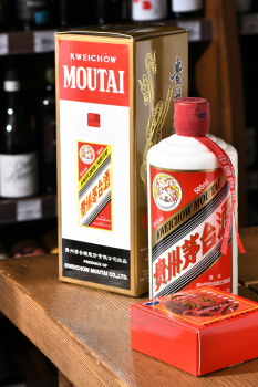Kweichow Moutai - байцзю Куайчжоу Маотай 0.5 л + 2 рюмки в п/у