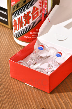 Kweichow Moutai - байцзю Куайчжоу Маотай 0.5 л + 2 рюмки в п/у