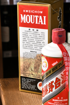 Kweichow Moutai - байцзю Куайчжоу Маотай 0.5 л + 2 рюмки в п/у
