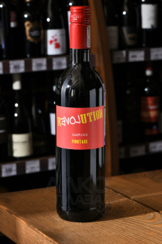Love Revolution Pinotage - вино Лав Революшн Пинотаж 0.75 л красное сухое