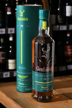 Glenfiddich 19 Year Old Aston Martin Formula One Team Limited Edition - виски Гленфиддик Астон Мартин Команда Формулы Один 19 лет 0.7 л в тубе