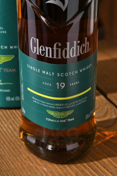 Glenfiddich 19 Year Old Aston Martin Formula One Team Limited Edition - виски Гленфиддик Астон Мартин Команда Формулы Один 19 лет 0.7 л в тубе