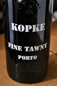 Kopke Fine Tawny Porto Gift Box - портвейн Копке Файн Тони Порто 0.75 л в п/у