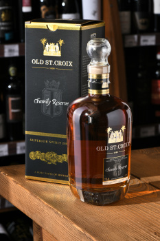 Old St. Croix (A.H. Riise) Family Reserve gift box - ром Олд Санта Крус (А.Х. Риисе) Фэмели Резерв 0.7 л в п/у