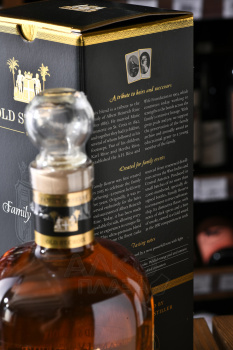 Old St. Croix (A.H. Riise) Family Reserve gift box - ром Олд Санта Крус (А.Х. Риисе) Фэмели Резерв 0.7 л в п/у