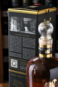 Old St. Croix (A.H. Riise) Family Reserve gift box - ром Олд Санта Крус (А.Х. Риисе) Фэмели Резерв 0.7 л в п/у