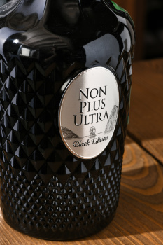Old St. Croix (A.H. Riise) Non Plus Ultra gift box - ром Олд Санта Крус (А.Х. Риисе) Нон Плюс Ультра Блек Эдишн 0.7 л в п/у