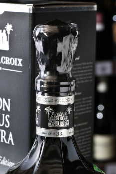 Old St. Croix (A.H. Riise) Non Plus Ultra gift box - ром Олд Санта Крус (А.Х. Риисе) Нон Плюс Ультра Блек Эдишн 0.7 л в п/у