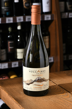 Volcanes Tectonia Chardonnay - вино Вулканес Тектония Шардоне 0.75 л белое сухое