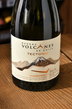 Volcanes Tectonia Chardonnay - вино Вулканес Тектония Шардоне 0.75 л белое сухое