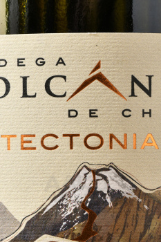 Volcanes Tectonia Chardonnay - вино Вулканес Тектония Шардоне 0.75 л белое сухое