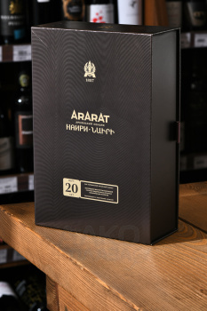 Коньяк Арарат Наири 20 лет 0.5 л