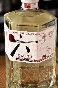Roku Gin Sakura Bloom Edition - джин Сантори Року Сакура Блум Эдишн 0.7 л