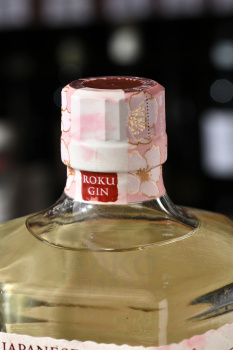 Roku Gin Sakura Bloom Edition - джин Сантори Року Сакура Блум Эдишн 0.7 л