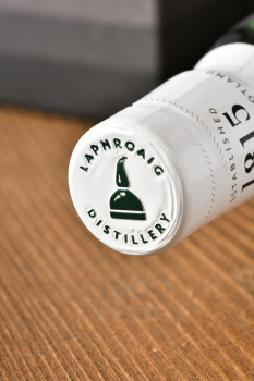 Laphroaig Lore - виски Лафройг Лоре 0.7 л в п/у