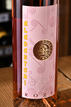 Aladasturi Rose Georgian Winemaker - вино Аладастури Розе Джеорджиан Ваинмеикер 0.75 л розовое полусладкое