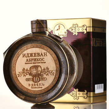 Ijevan Apricot - бренди Иджеван Абрикос 10 лет 0.7 л деревянный бочонок в п/у