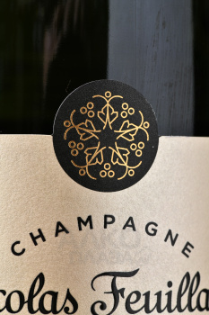 Nicolas Feuillatte Grande Reserve Brut - шампанское Николя Фейатт Гранд Резерв Брют 0.75 л белое брют в п/у