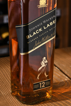 Johnnie Walker Black Label 12 years - виски Джонни Уокер Блэк Лейбл 12 лет 0.7 л