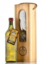 вино Старый Иджеван 1982 коллекционное 0.75 л белое сухое в деревянной коробке
