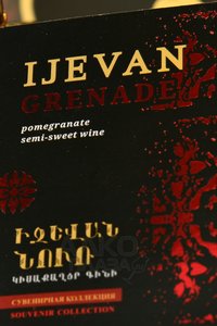 вино Иджеван Гранат красное полусладкое 0.75 л сувенирная бутылка этикетка