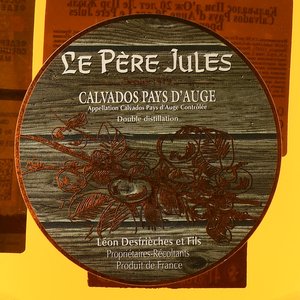 Le Pere Jules Pays d’Auge 20 years - кальвадос Пэи д’Ож 20 лет Ле Пэр Жюль графин 0.7 л в д/у